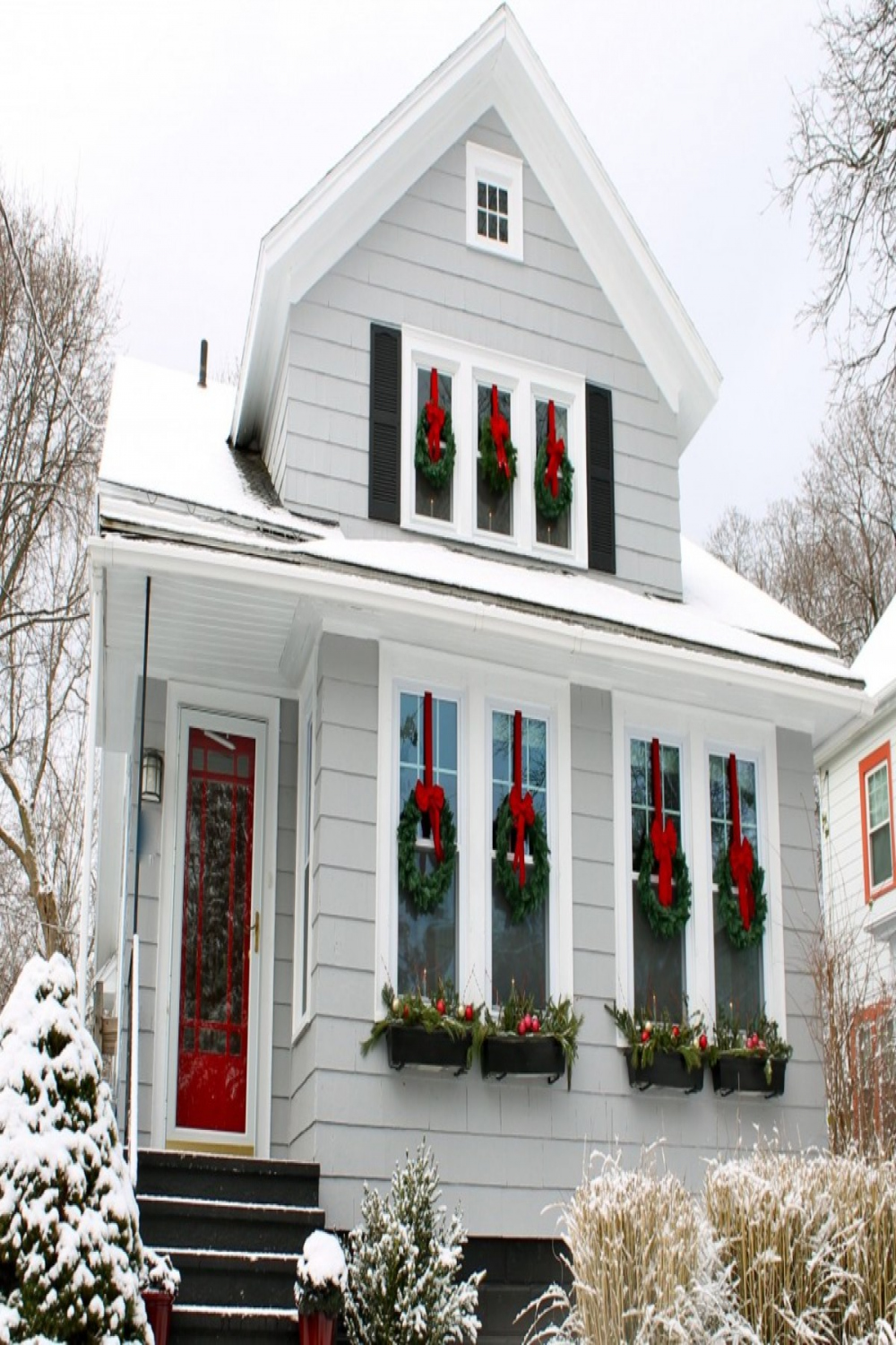 How to Decorate Your Home for the Holidays With Evergreen Wreaths