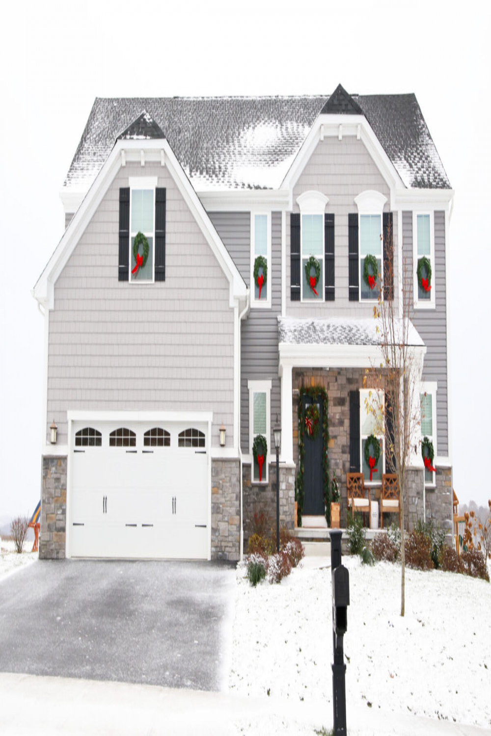 How to Hang Christmas Wreaths on Exterior Windows  Abby Organizes