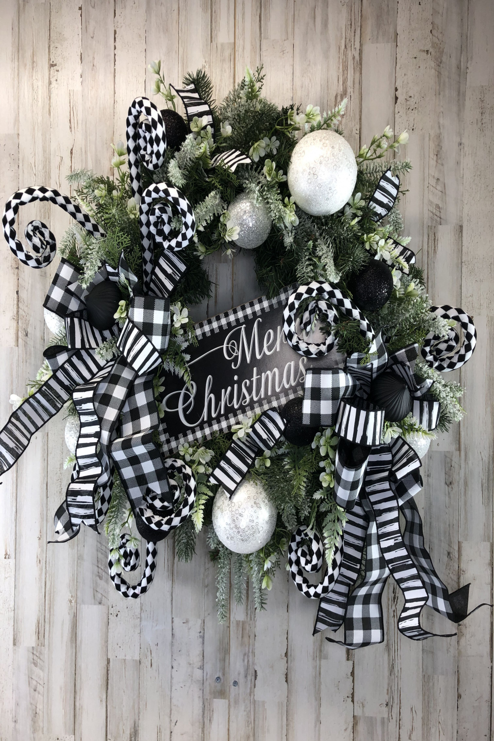 TeresasWreathsNDecor posted to Instagram: Black and white Merry