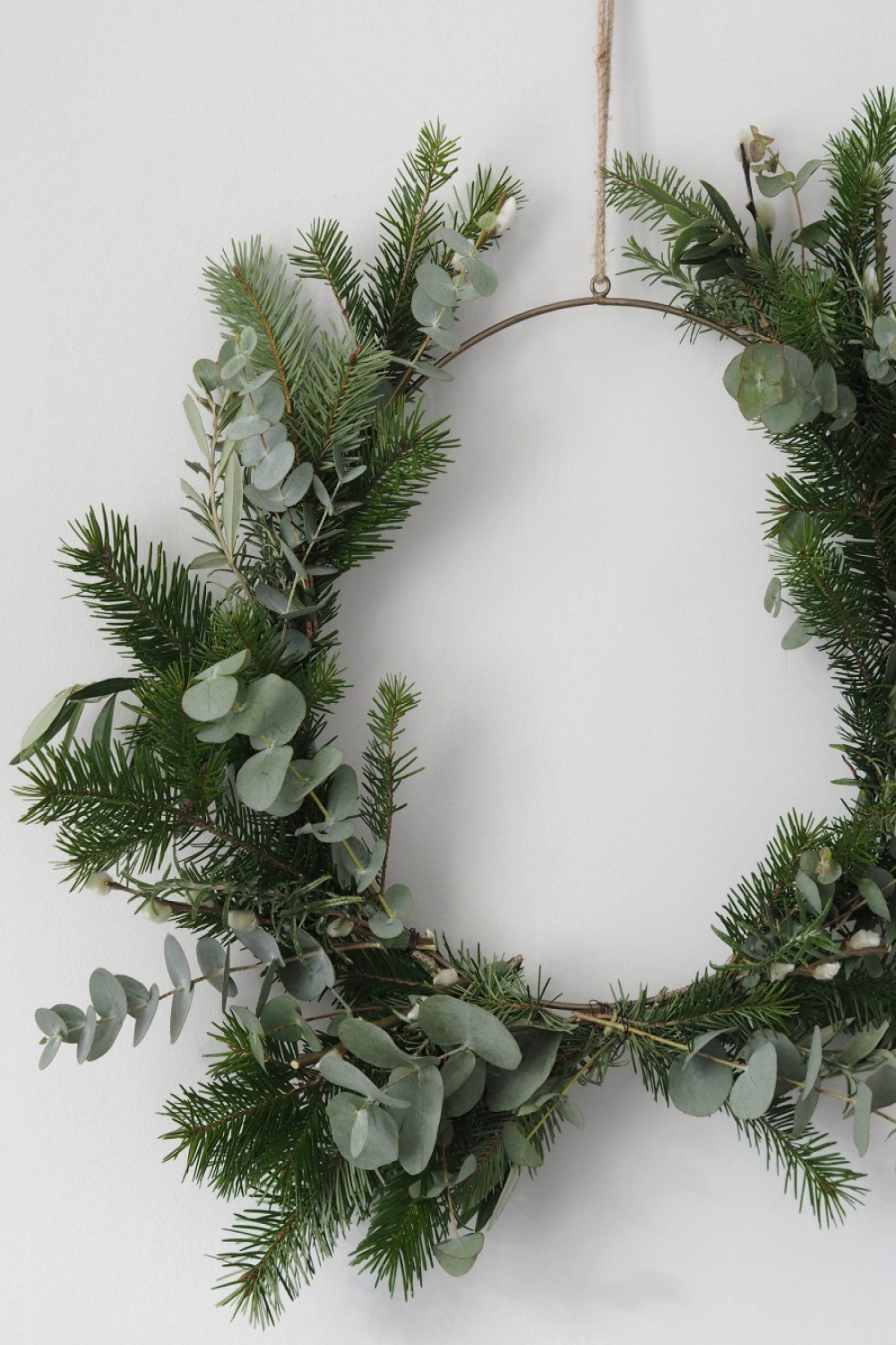 Two ways to style a simple, minimalist Christmas wreath