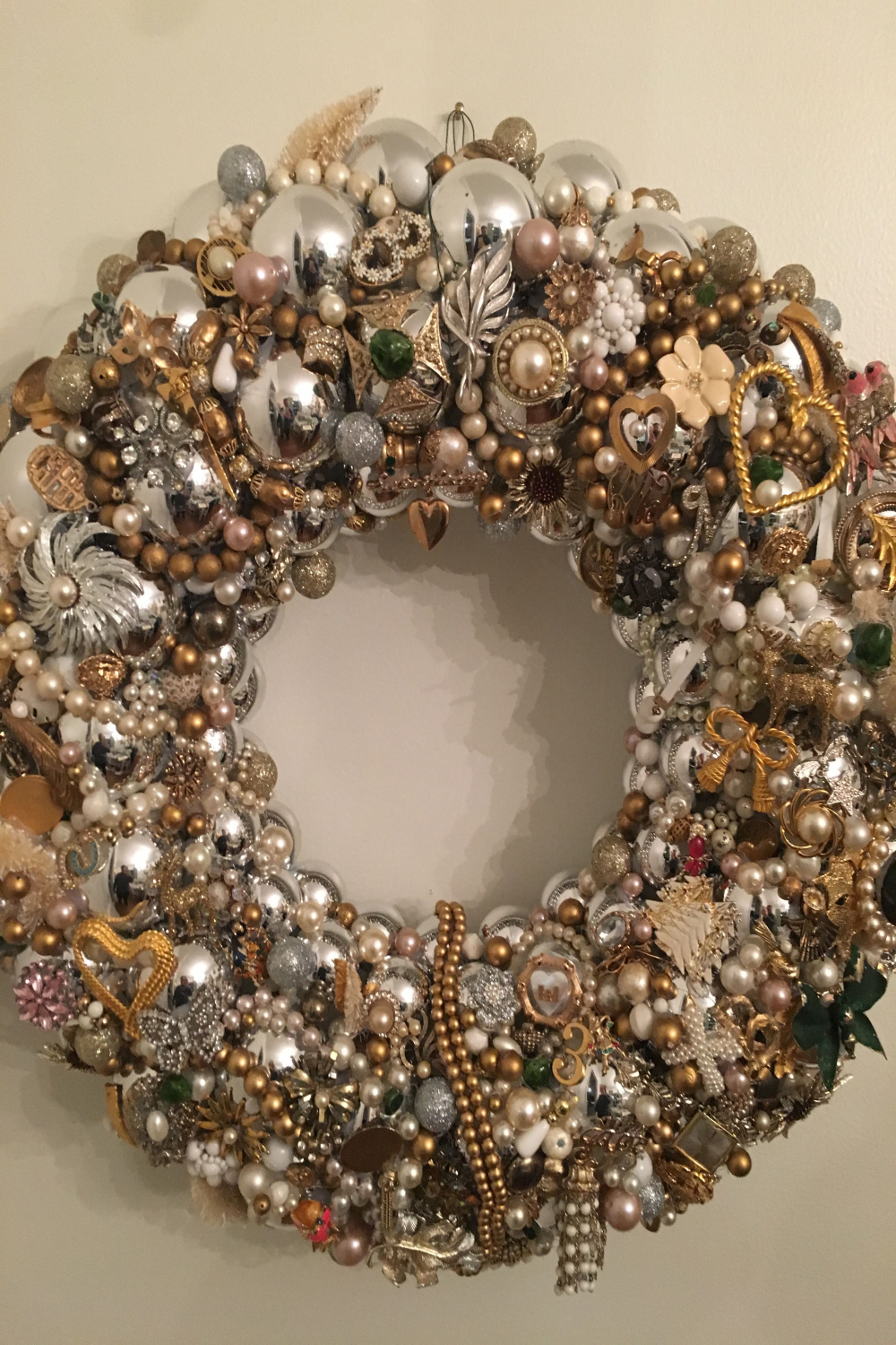 Vintage jewelry Christmas wreath  Old jewelry crafts, Costume