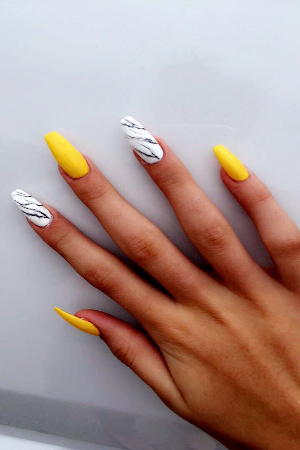 Épinglé par Clei sur trendy nails  Ongles jaunes, Vernis à ongles