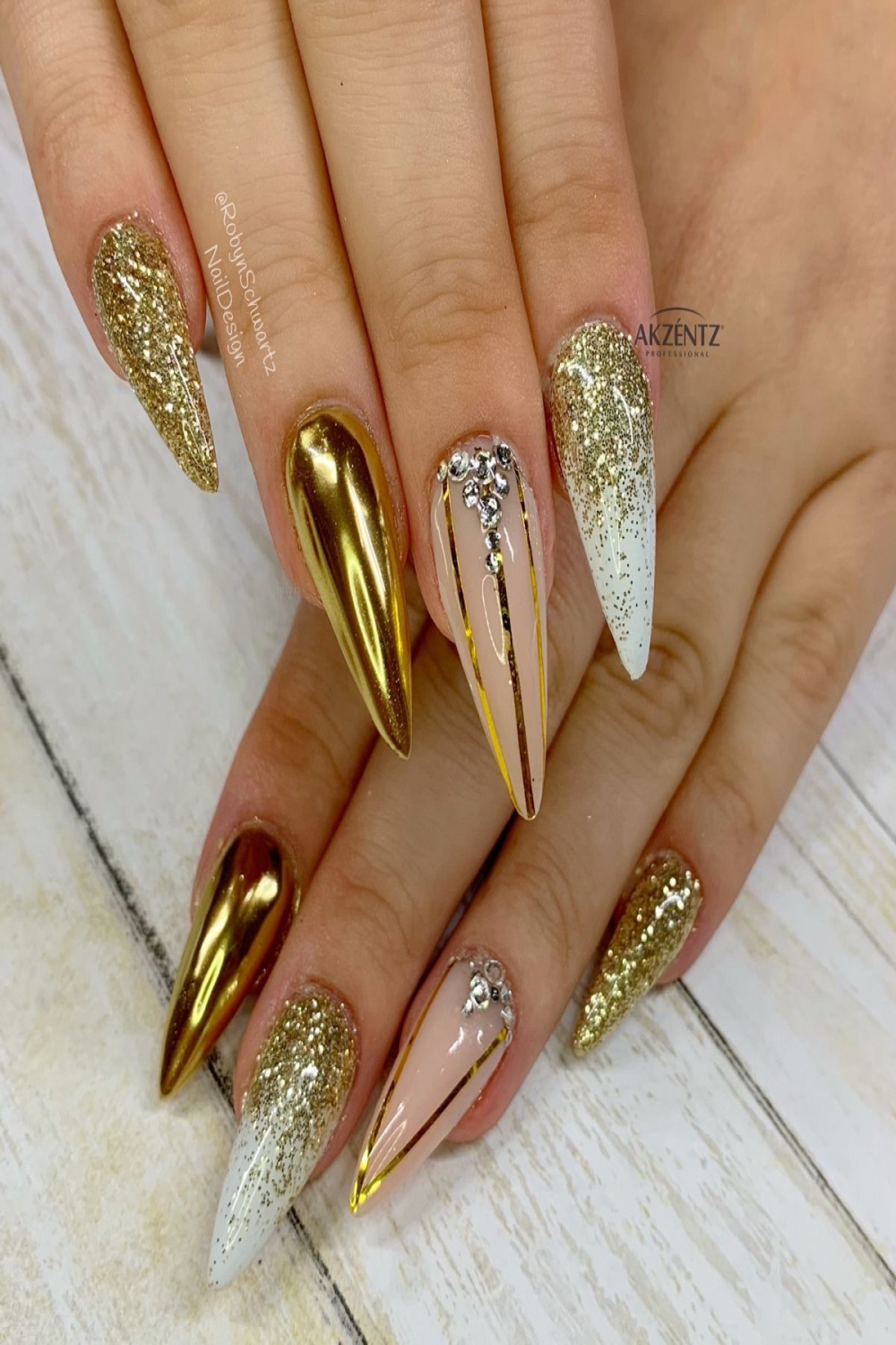 Gold Chrome and Glitters  Gold nails, Gold chrome nails, Chrome